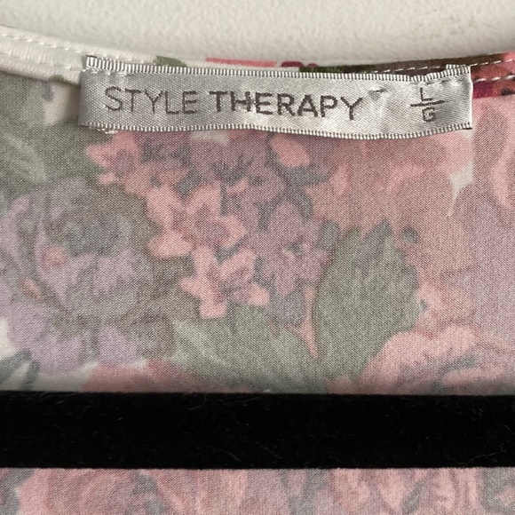 🍒 Floral Top w/ Ruffle!!! - Picture 4 of 4